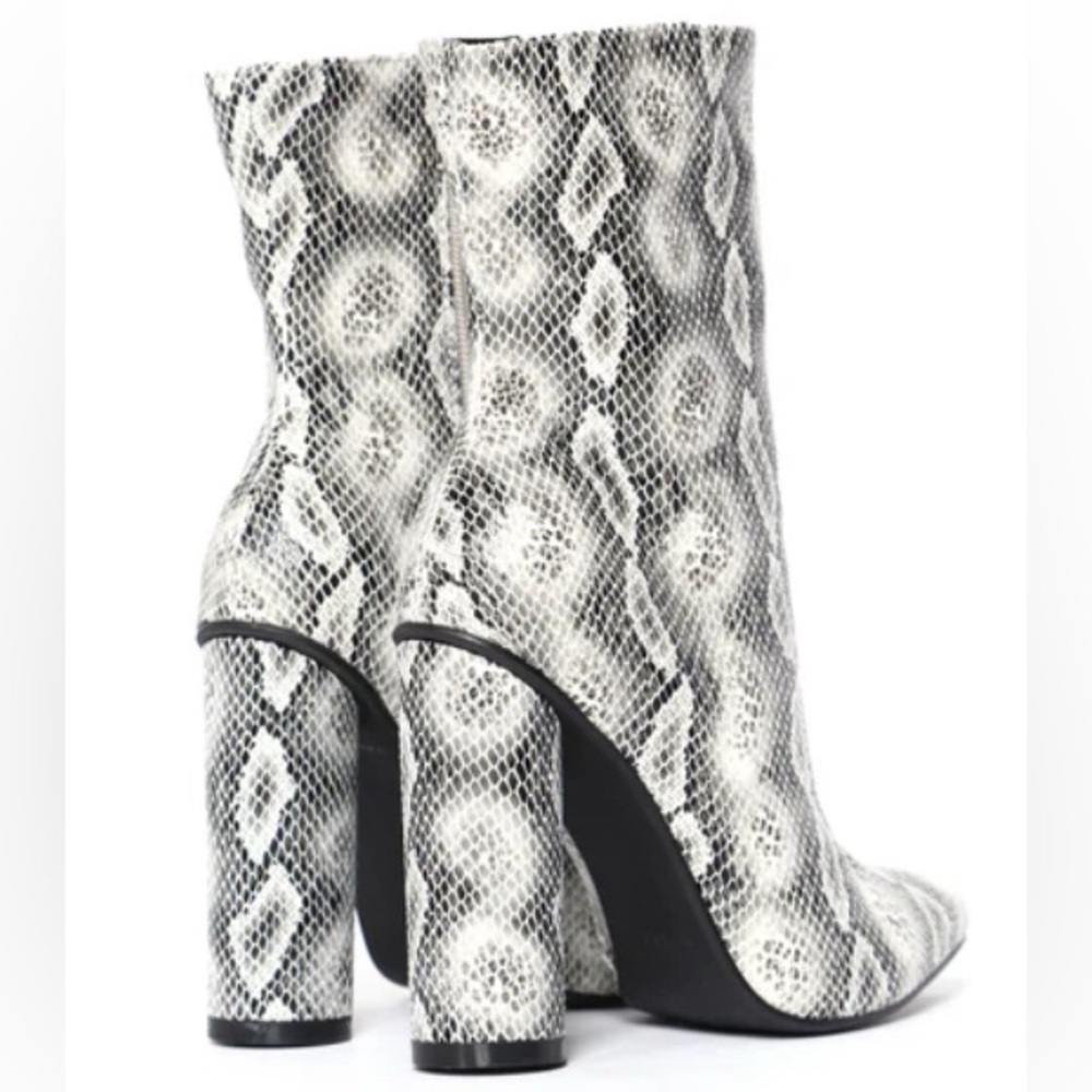 FASHION NOVA “Midnight Lover” Snake Print Ankle Boots Black and White Size 9M - Picture 4 of 11